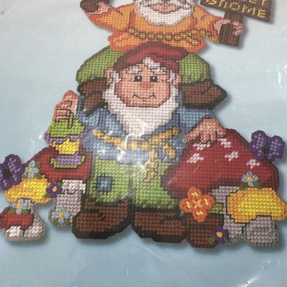 Vtg Design Works Gnome Sweet Gnome Plastic Kit 3716 Wall Hanging Needlepoint